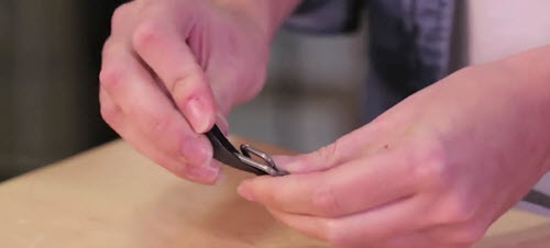 how to use a wire buckle for strapping step 2
